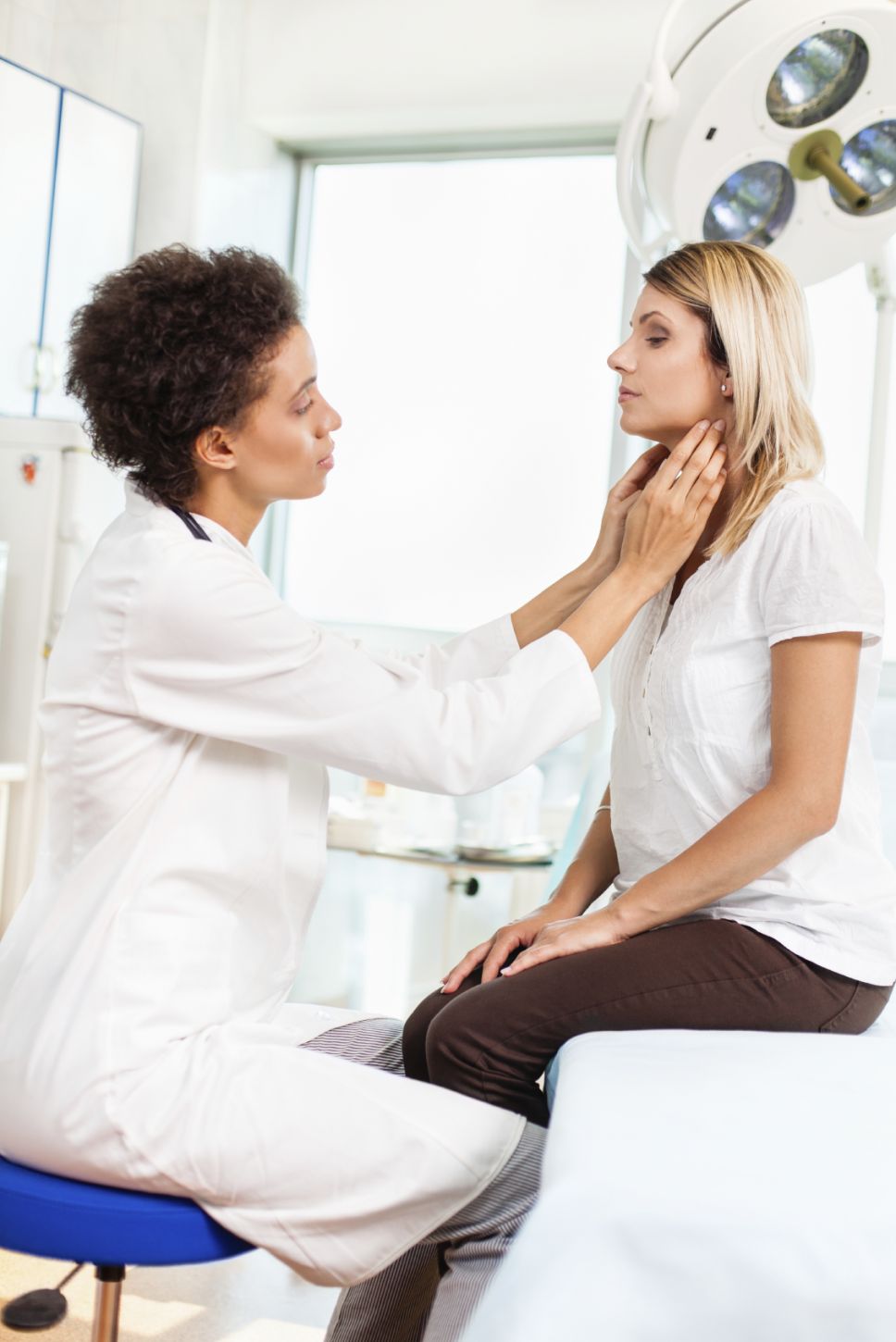 image_of_doctor_checking_thyroid_gland